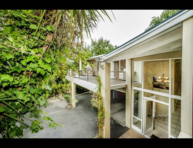 4 BEDROOM HOUSE FOR SALE IN CONSTANTIA